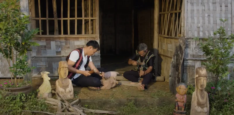 Hình ảnh: Điêu khắc củi lũ của người dân Cơ Tu