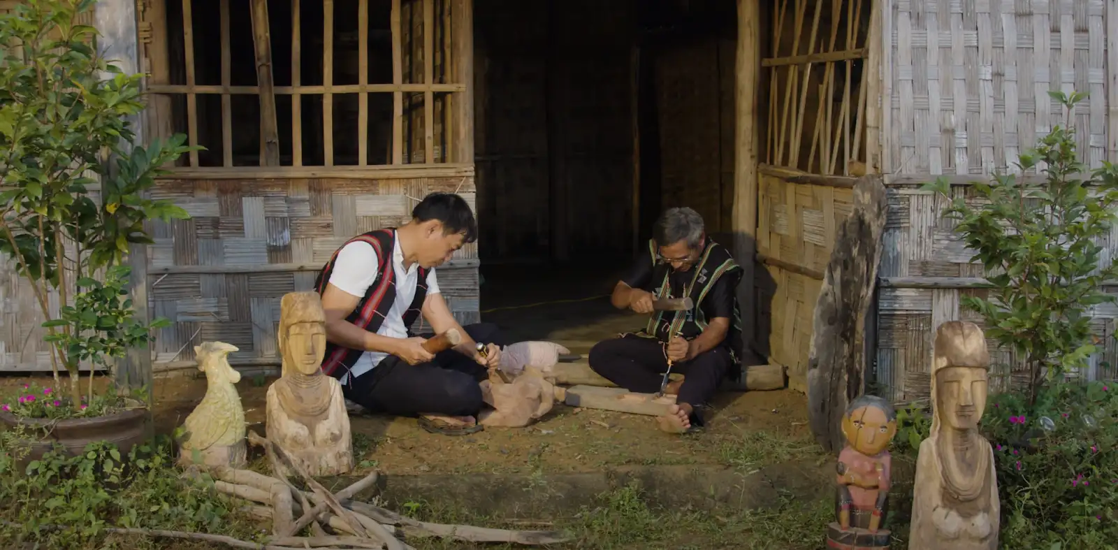 Hình ảnh: Điêu khắc củi lũ của người dân Cơ Tu